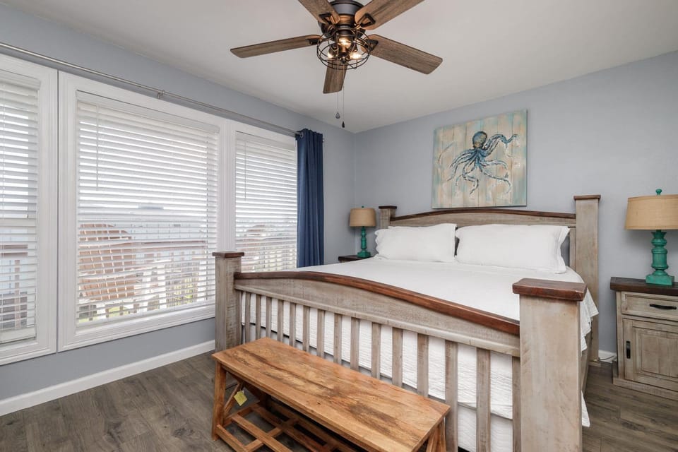 Ocean Views - Sleeps 6 Resort Pool House in Port Aransas