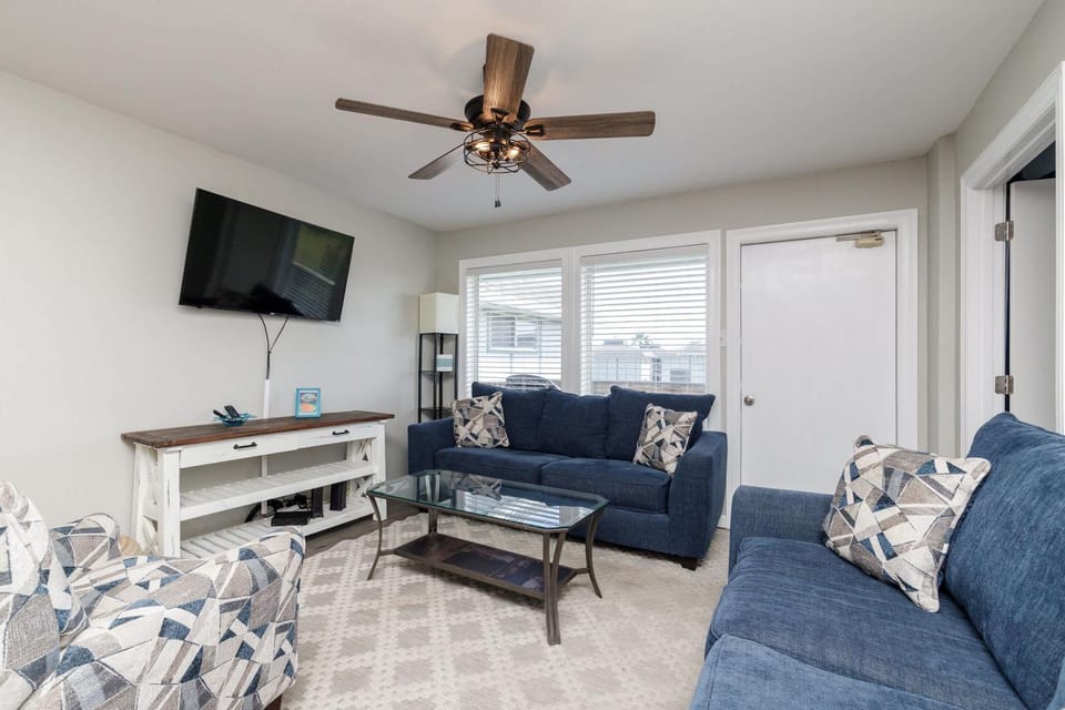 Ocean Views - Sleeps 6 Resort Pool House in Port Aransas