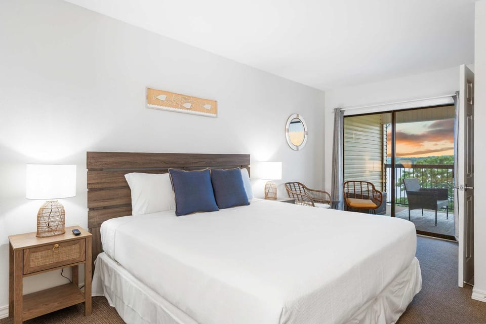 Lakefront Oasis - Amazing Views House in Kimberling City