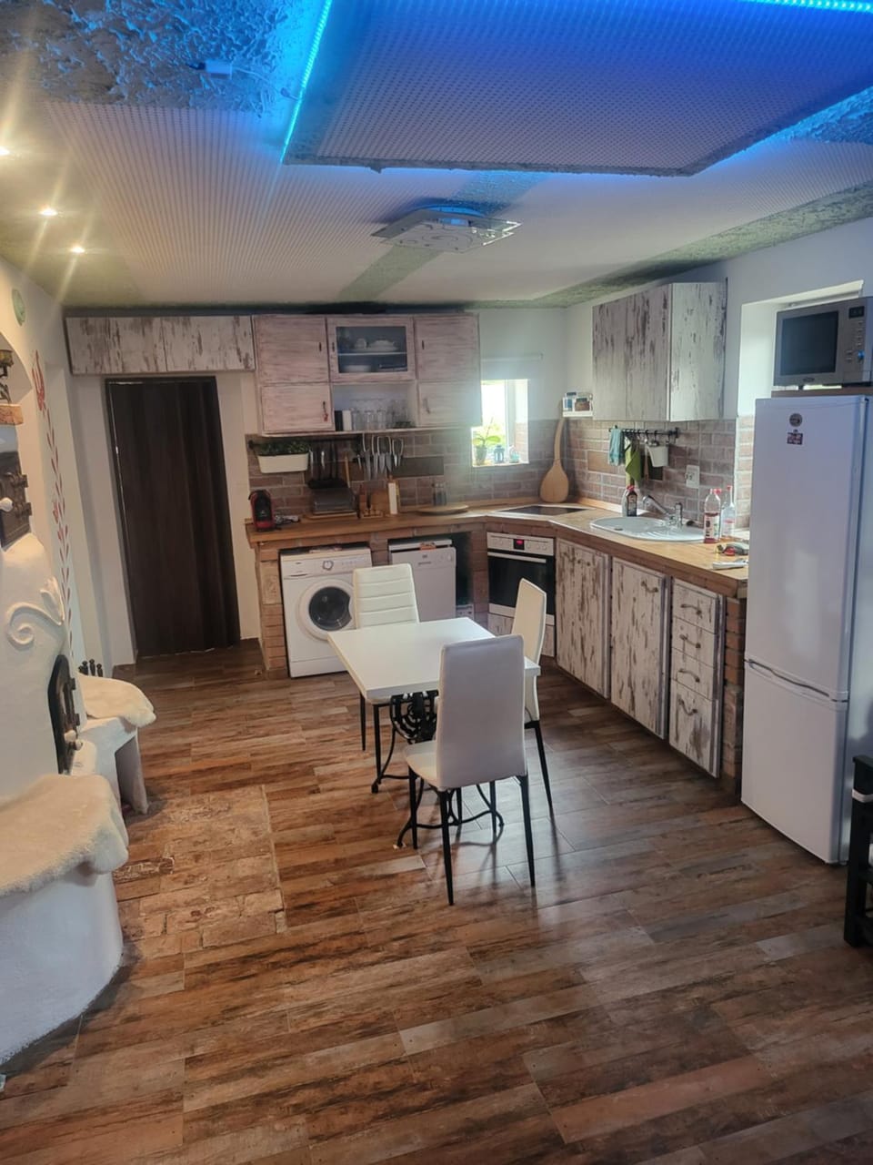 Kitchen or kitchenette, Dining area, dishwasher, oven, stove