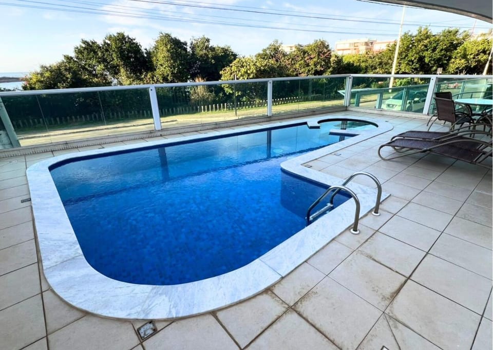 RefugioBacutia- Prédio FRENTE MAR Bacutia- 6 pessoas- 3 Quartos com AR sendo 1 suite - varanda- sala de estar e jantar Ampla -Piscina e Sauna no Prédio Apartment in Guarapari