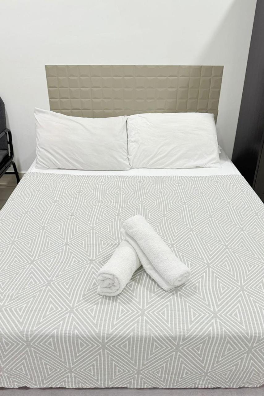 Bed, towels
