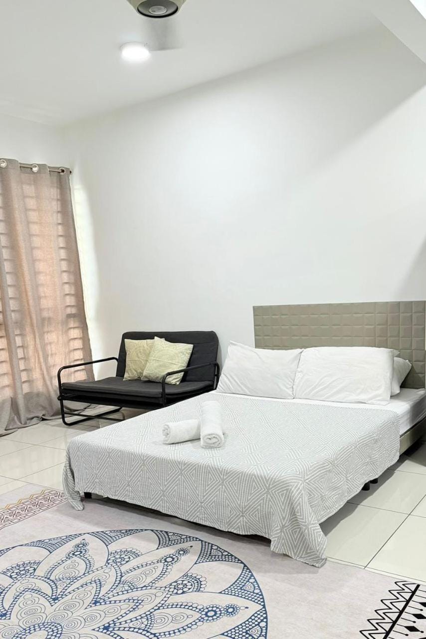 Bed, Seating area, Bedroom