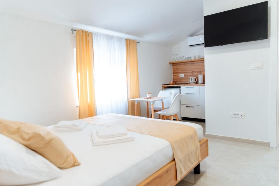 Bed, TV and multimedia, Kitchen or kitchenette, Bedroom, towels