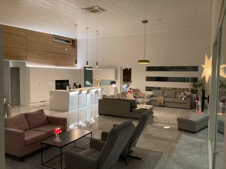 TV and multimedia, Kitchen or kitchenette, Living room, Seating area