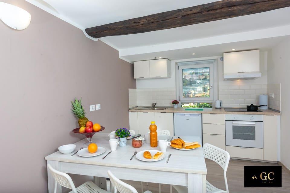 Kitchen or kitchenette, Dining area, oven, pet friendly, stove