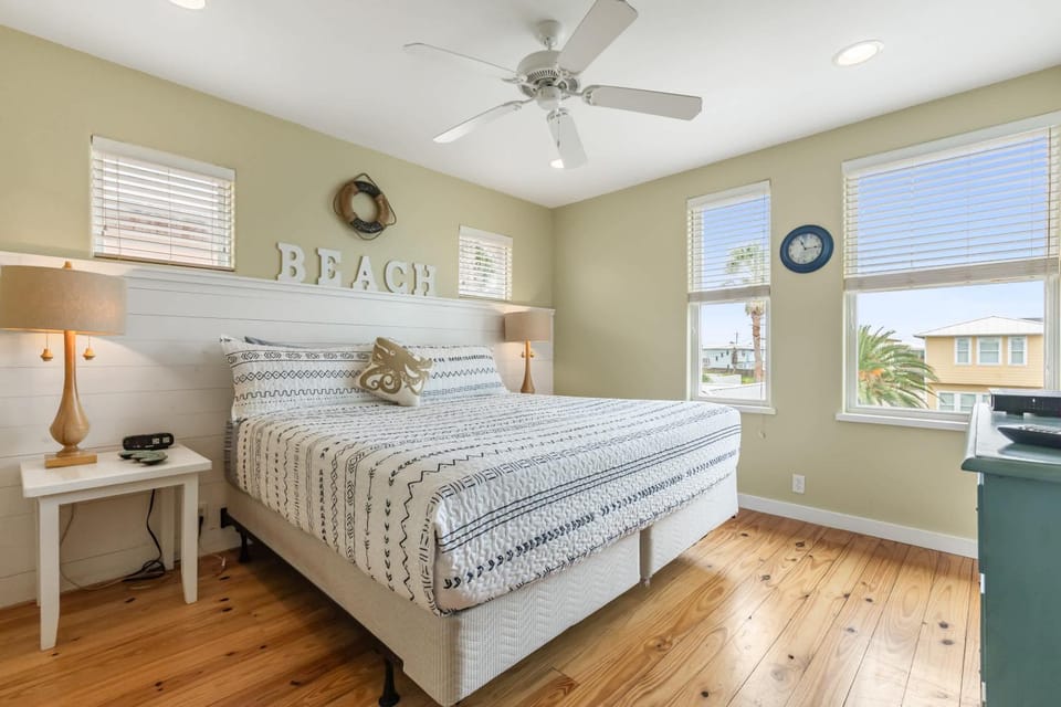 Prime Location 5 Bedrooms - Pool Sleeps 12 House in Port Aransas