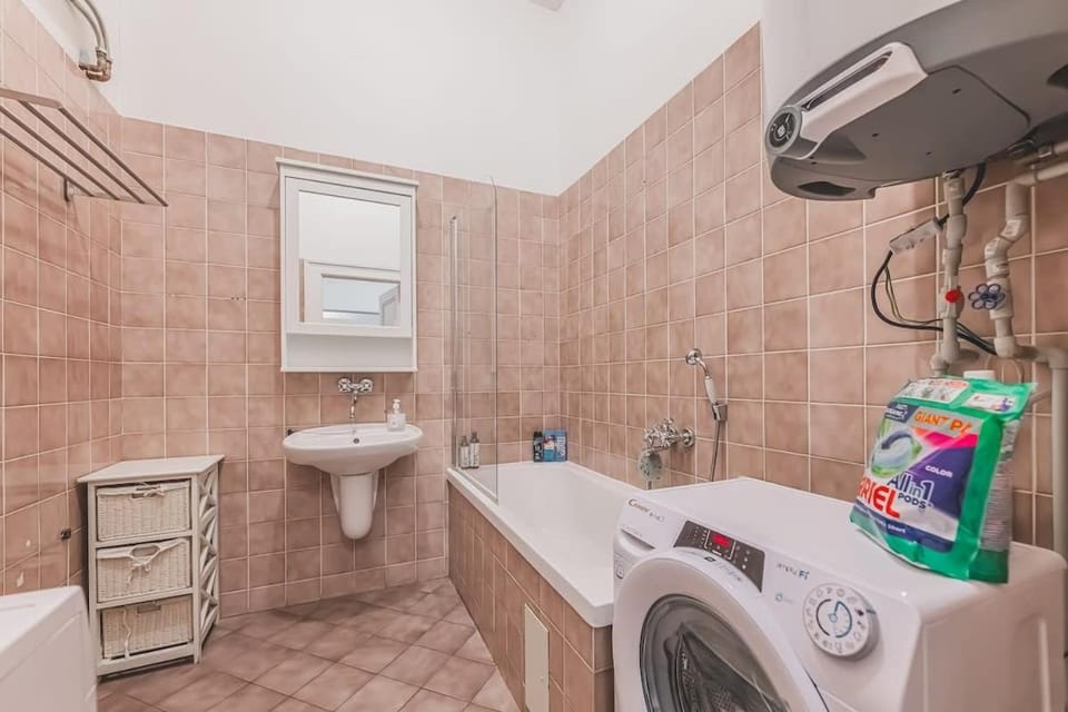 Private Room, AC, Central w Kitchen House in Prague
