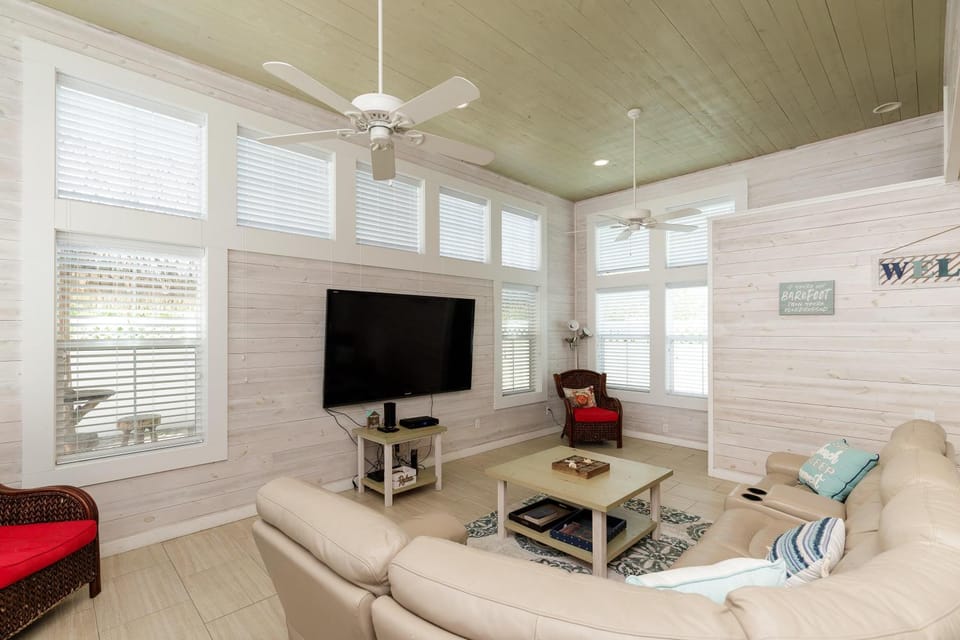 Pet Friendly Shared Pool Sleeps 14 House in Port Aransas