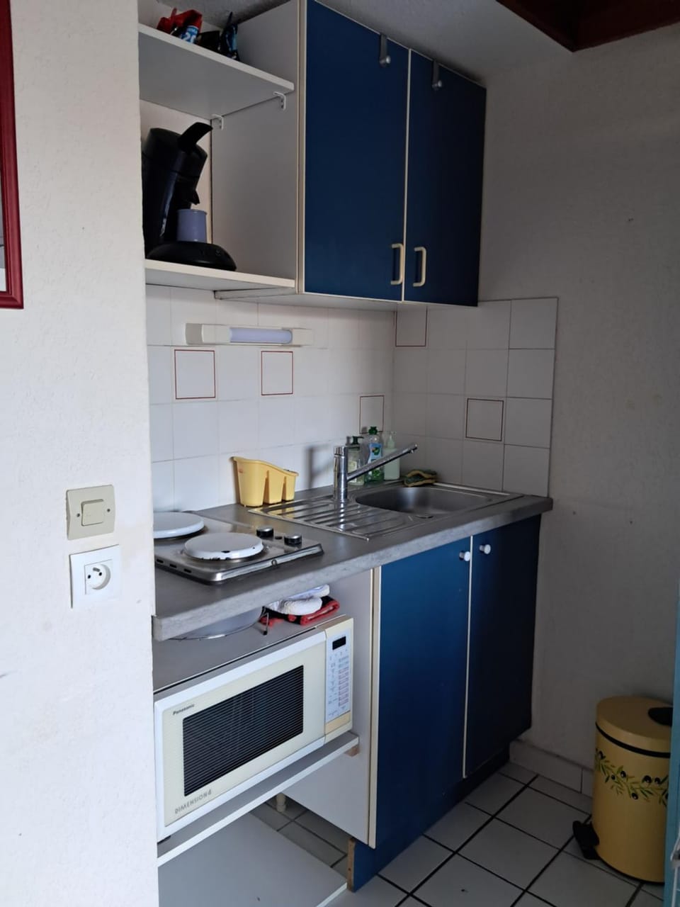 Kitchen or kitchenette, microwave, stove