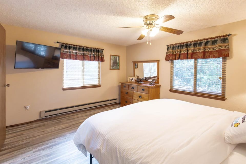 Bed, TV and multimedia, Photo of the whole room, Bedroom