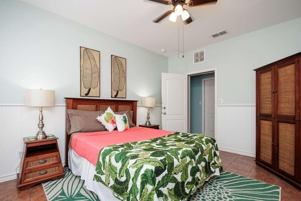 Padre Island Retreat with Optional Golf Cart House in North Padre Island