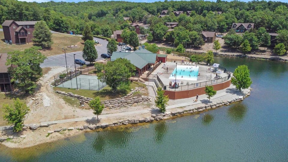Oak Lane Escape - Branson - Resort Condo on Golf Course with Endless Amenities House in Table Rock Lake