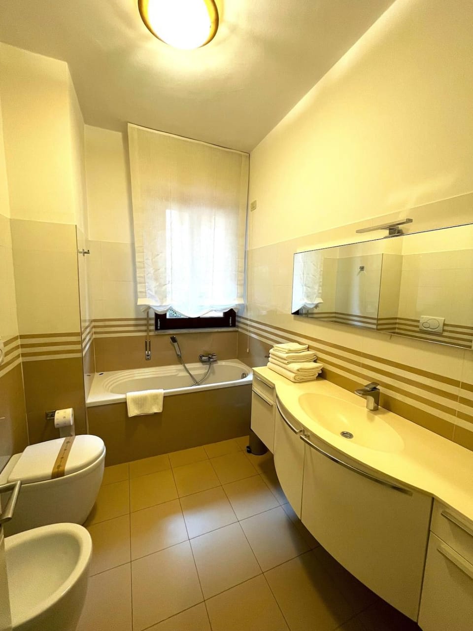 Shower, Toilet, Bathroom, Bath, bidet, towels