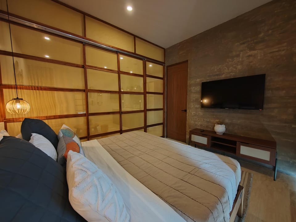 Bed, TV and multimedia, Bedroom