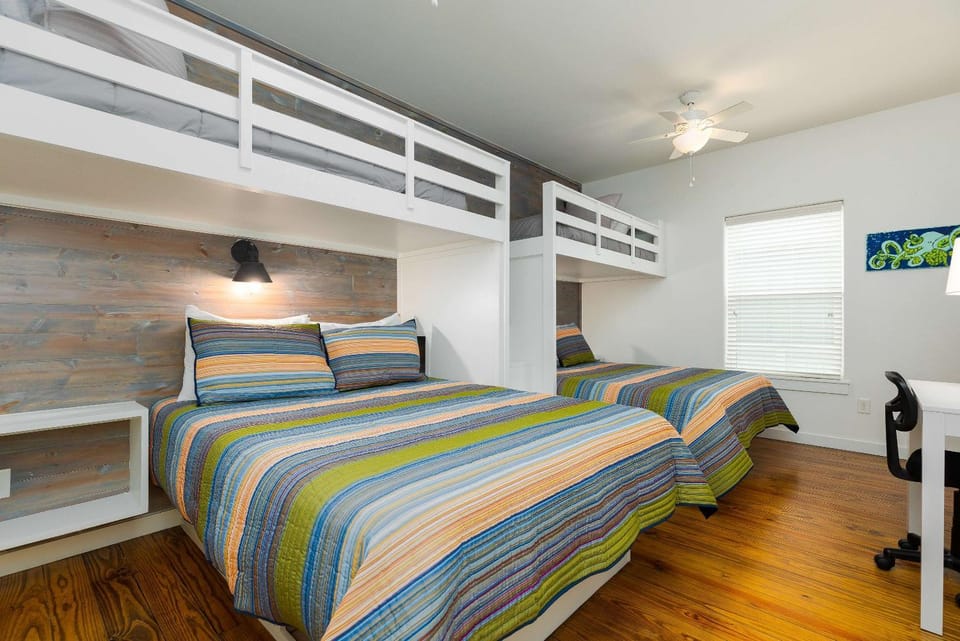 Comfy 3bdr - Right in Town Sleeps 10 House in Port Aransas