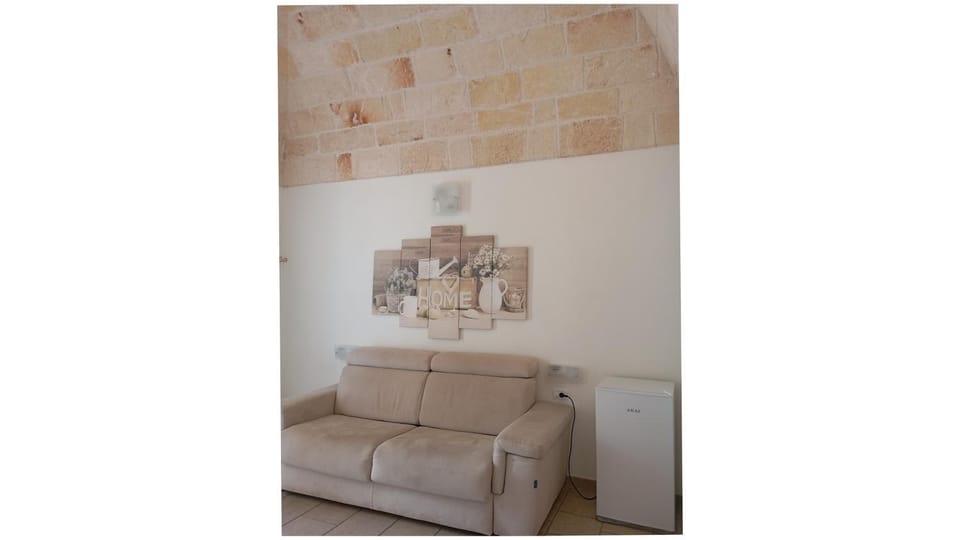 Bed, Living room, Seating area, Dining area