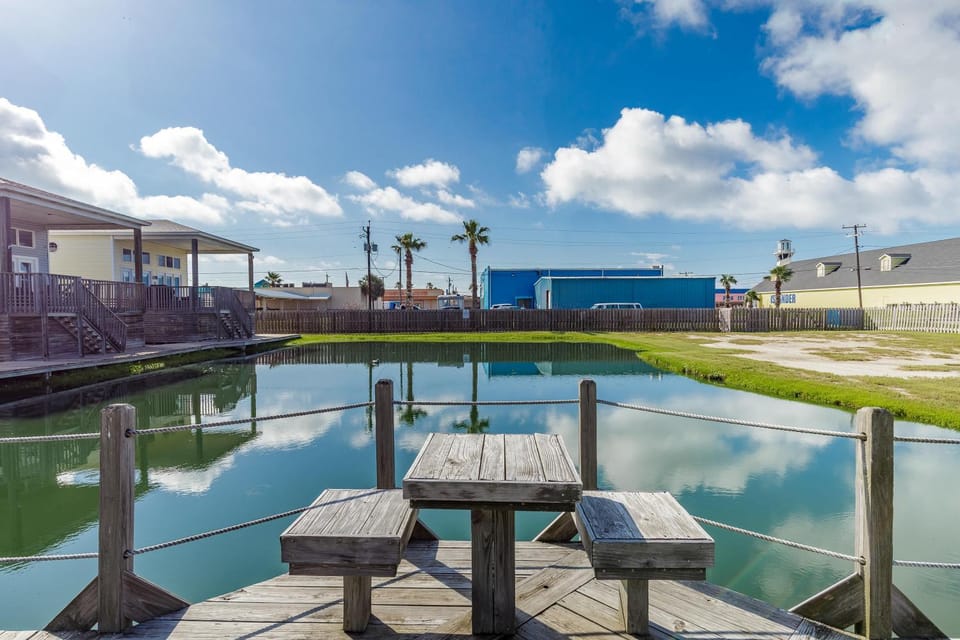The Oasis - Pet Friendly Optional Golf Cart House in Port Aransas