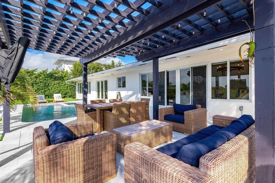 Waterfront Boat Slip Walk to Beach Updated House in Ocean Ridge