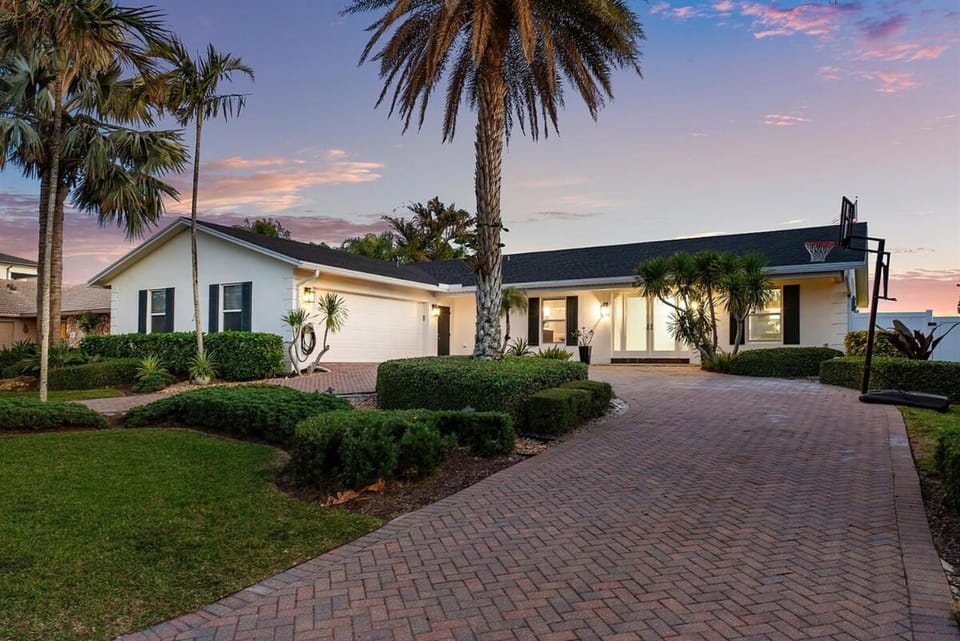 Waterfront Boat Slip Walk to Beach Updated House in Ocean Ridge