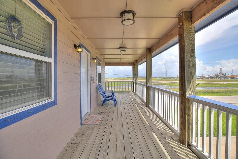 Spacious & Pet Friendly - Game Room Sleeps 10 House in Port Aransas