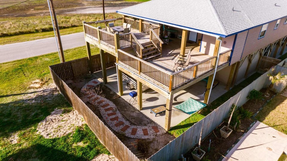 Spacious & Pet Friendly - Game Room Sleeps 10 House in Port Aransas