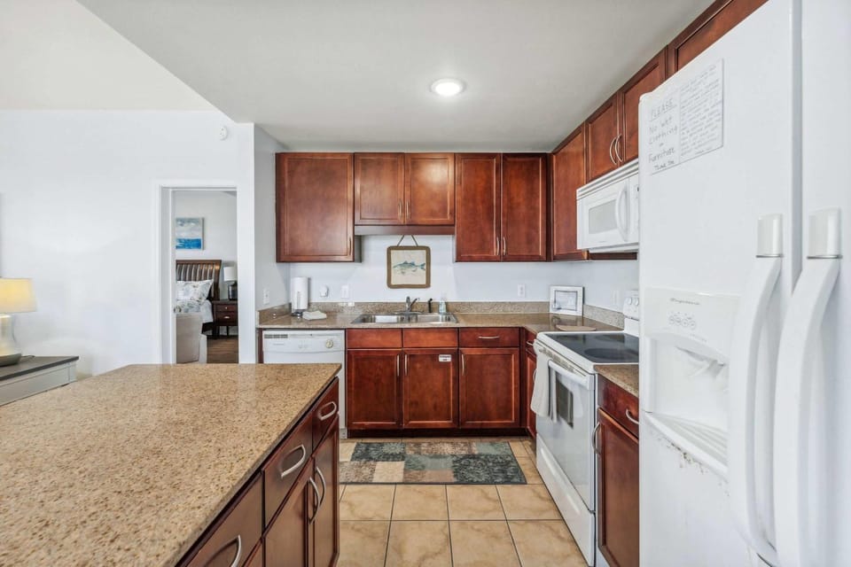 Seaside Harmony - Stunning High-Rise Resort Condo House in Long Beach
