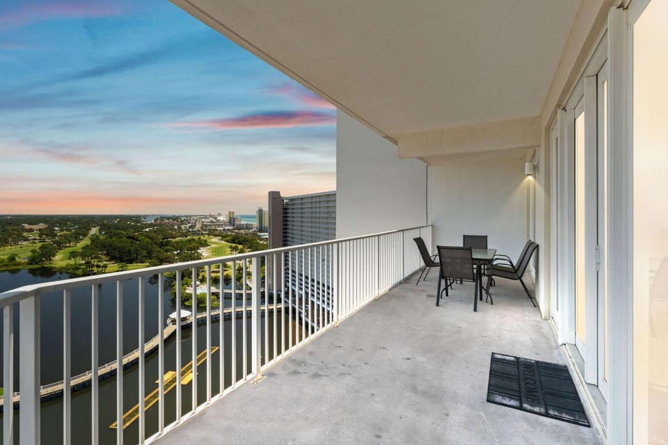 Seaside Harmony - Stunning High-Rise Resort Condo House in Long Beach