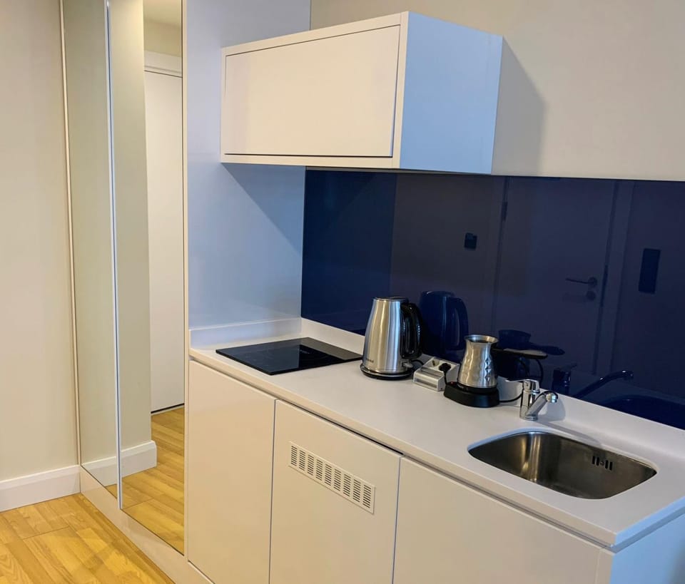 Coffee/tea facilities, Kitchen or kitchenette, minibar, stove