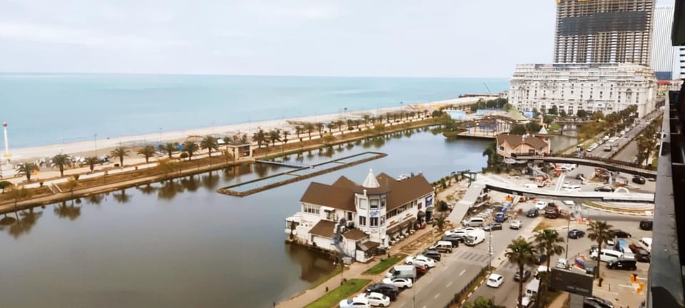 Nearby landmark, Day, Neighbourhood, Natural landscape, Bird's eye view, Beach, City view, Lake view, River view, Sea view, Street view, Location, Parking