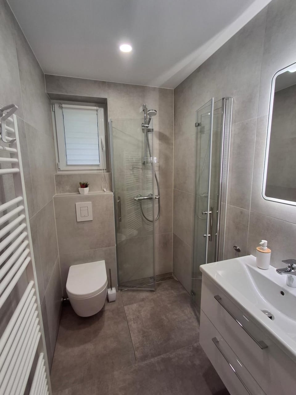 Shower, Toilet, towels