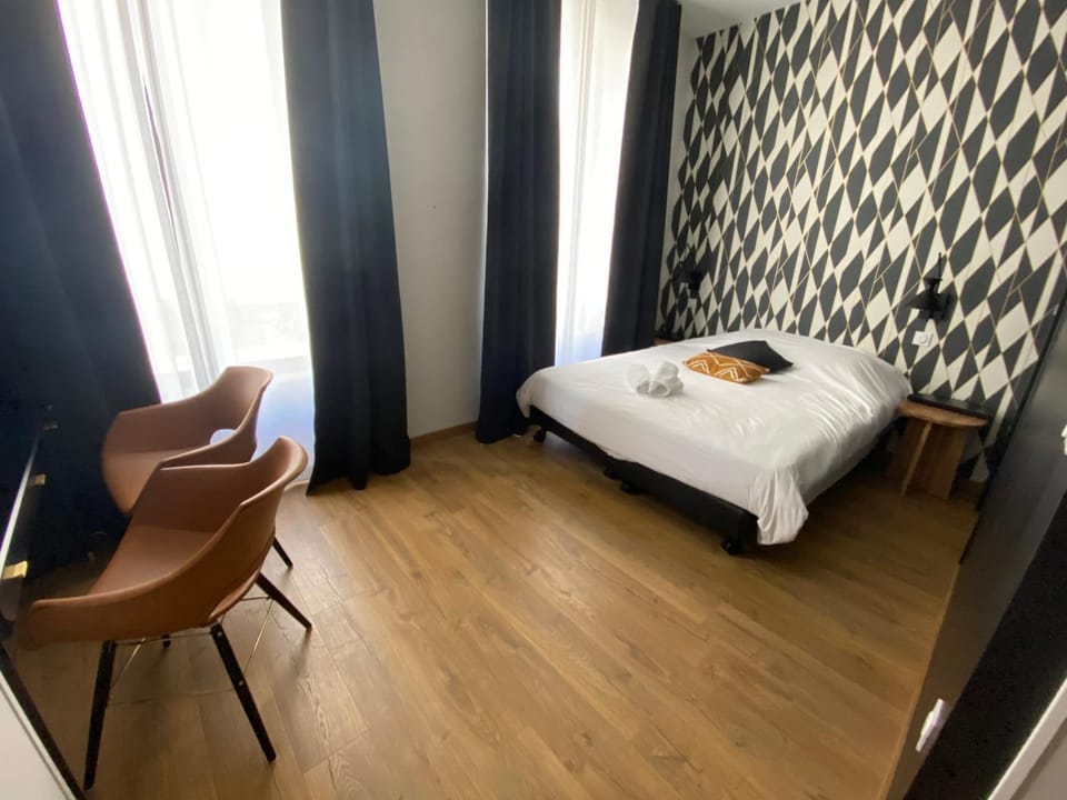 Bed, Living room, Photo of the whole room, Seating area, Bedroom