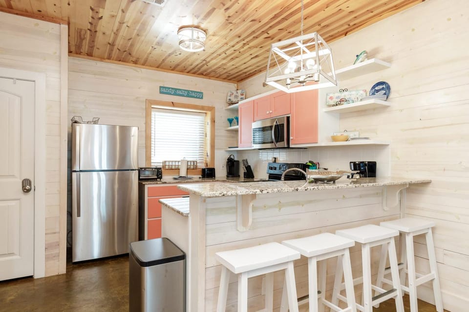Resort Pool & Pet Friendly - Sleeps 9 House in Port Aransas