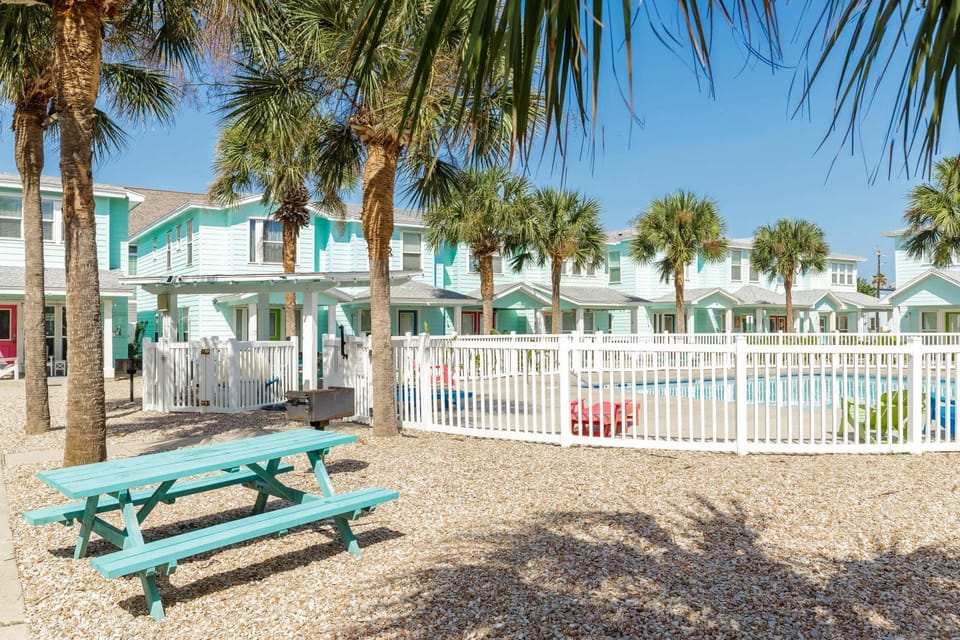 Resort Pool & Pet Friendly - Sleeps 9 House in Port Aransas