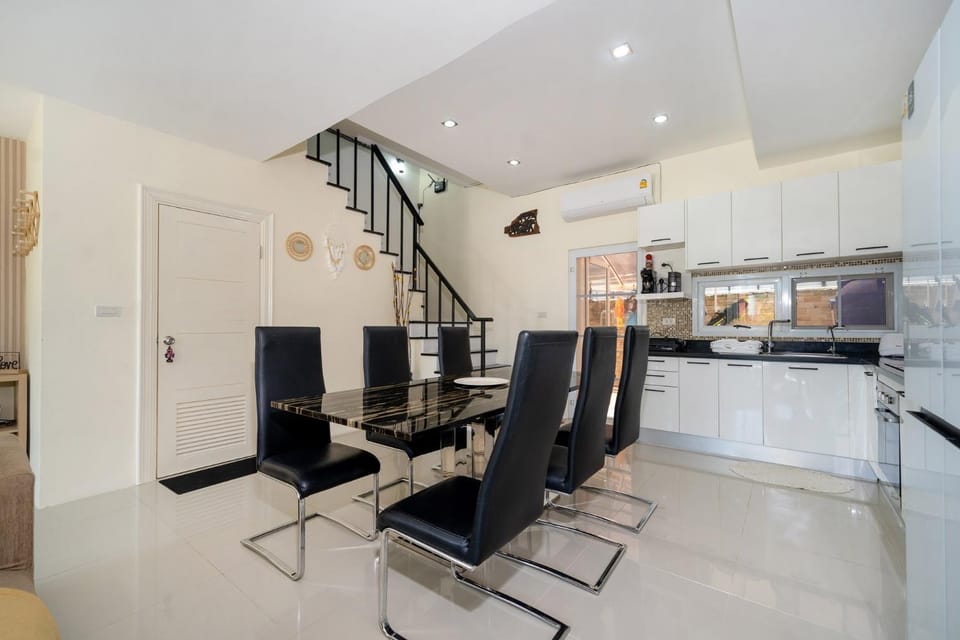 Dining area, kitchen