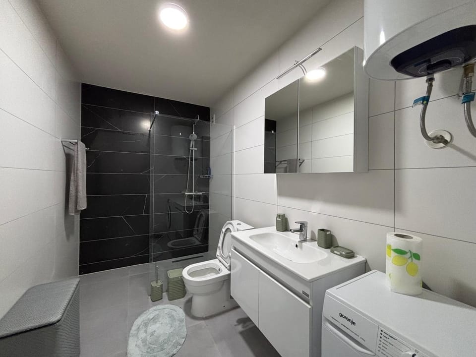 Shower, Toilet, Bathroom, Bath, towels