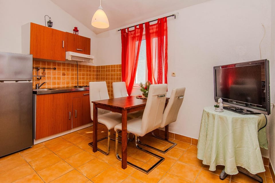 Kitchen or kitchenette, Seating area, Dining area