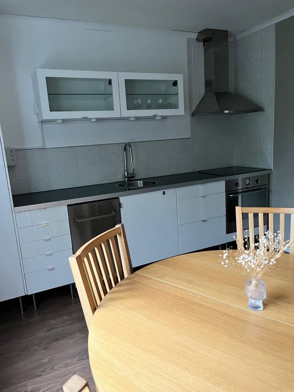 Kitchen or kitchenette, Dining area