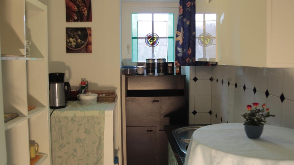 Day, Kitchen or kitchenette