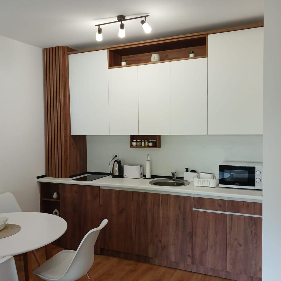 Coffee/tea facilities, Kitchen or kitchenette, Dining area, stove, toaster