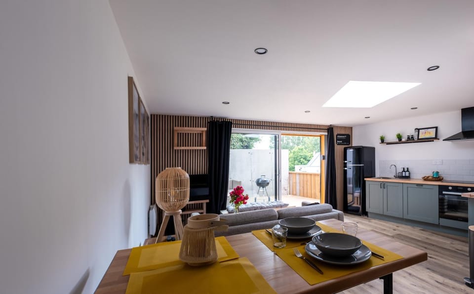 TV and multimedia, Kitchen or kitchenette, Dining area, stove