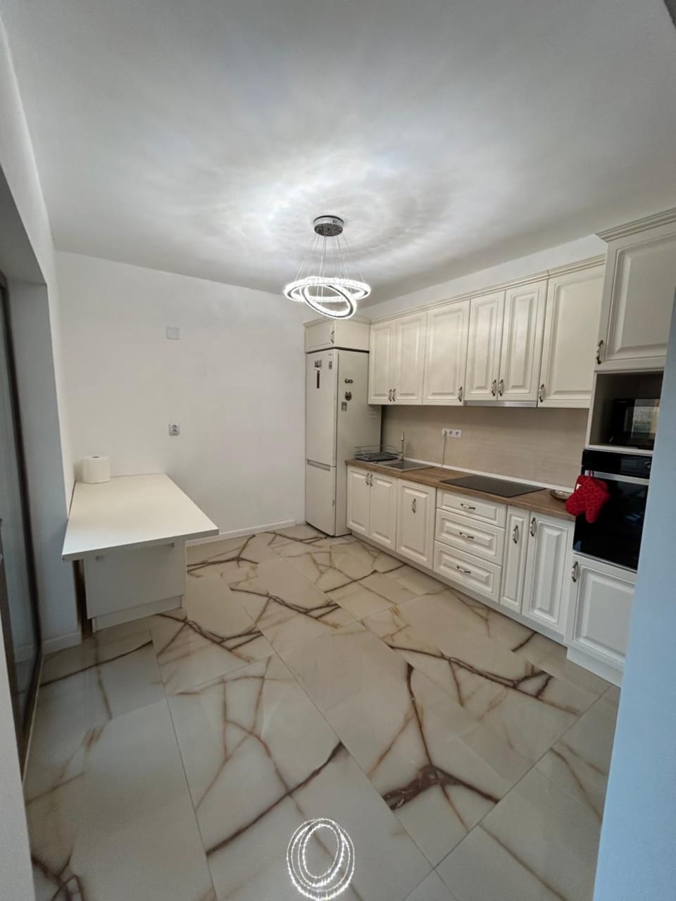 Kitchen or kitchenette, dishwasher, oven
