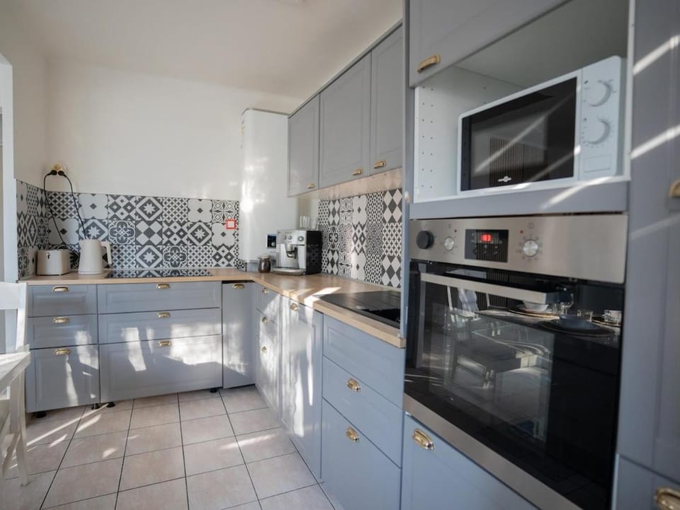 Kitchen or kitchenette, dishwasher, oven, stove