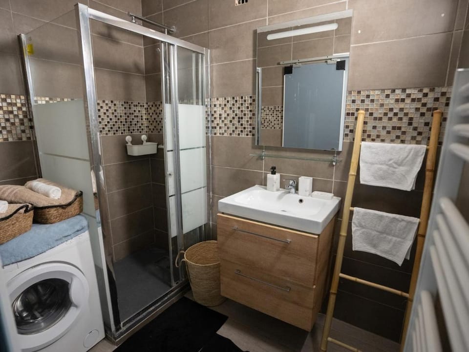 Shower, Bathroom, towels, washing machine, dryer