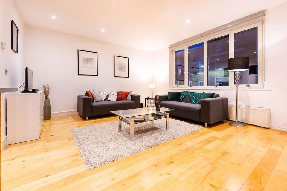 Prime Location in Farringdon Large One Bedroom Flat Apartment in London Borough of Islington