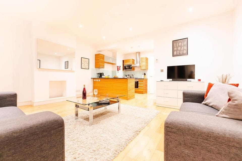 Prime Location in Farringdon Large One Bedroom Flat Apartment in London Borough of Islington