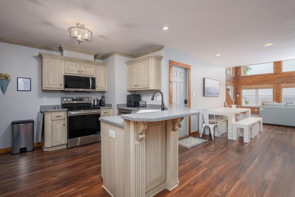 Kitchen or kitchenette, Dining area, oven, stove