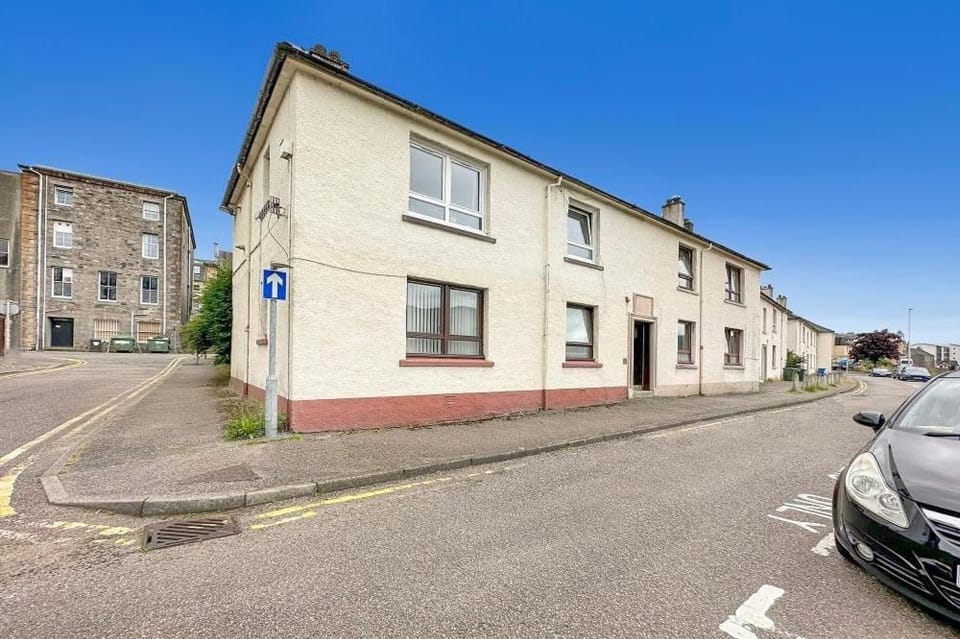 Property building, Neighbourhood, Street view, Location, Parking