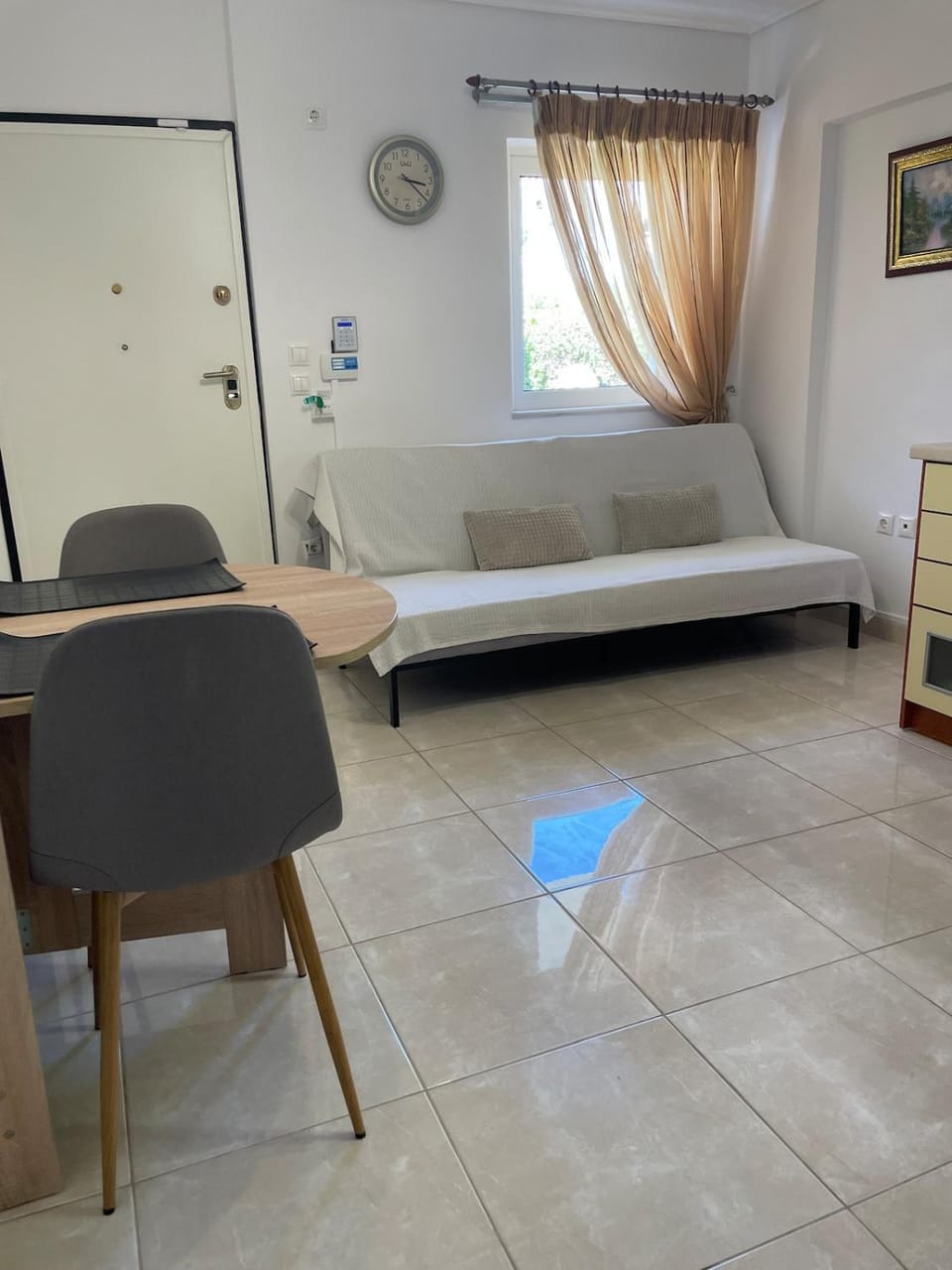 Photo of the whole room, Seating area