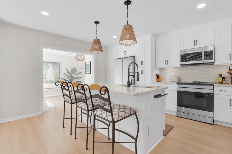 NEW! The White House, with 2 King Ensuites close to Parris Island and Downtown House in Port Royal
